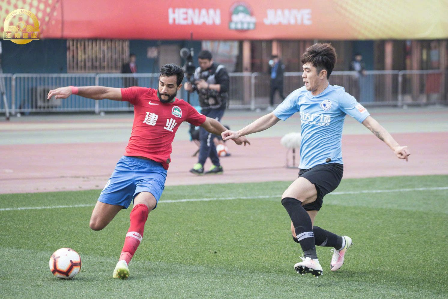 大连一方迎来苏宁的挑战，努力拼搏