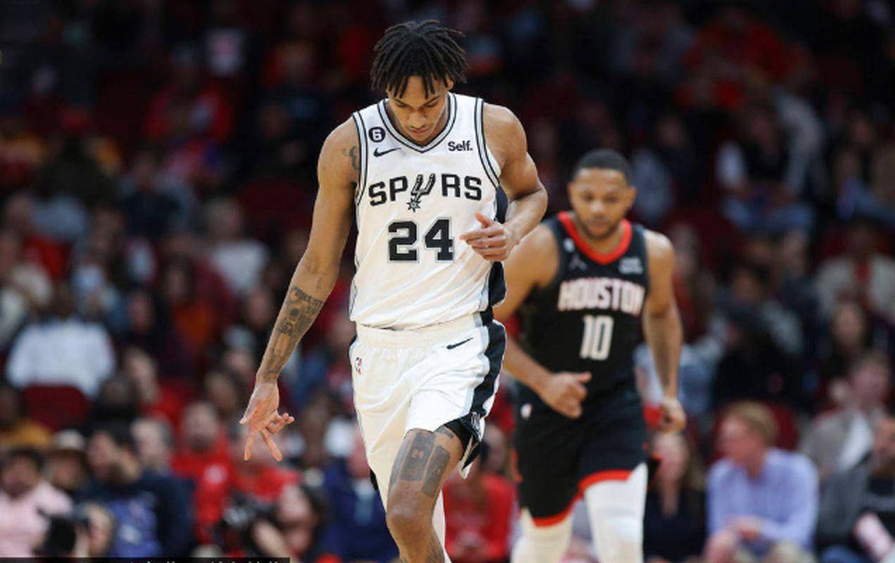 包含冷静应对!球员在比赛中面对突发情况展现出冷静的词条 包含冷静应对!球员在比赛中面对突发情况展现出冷静的词条