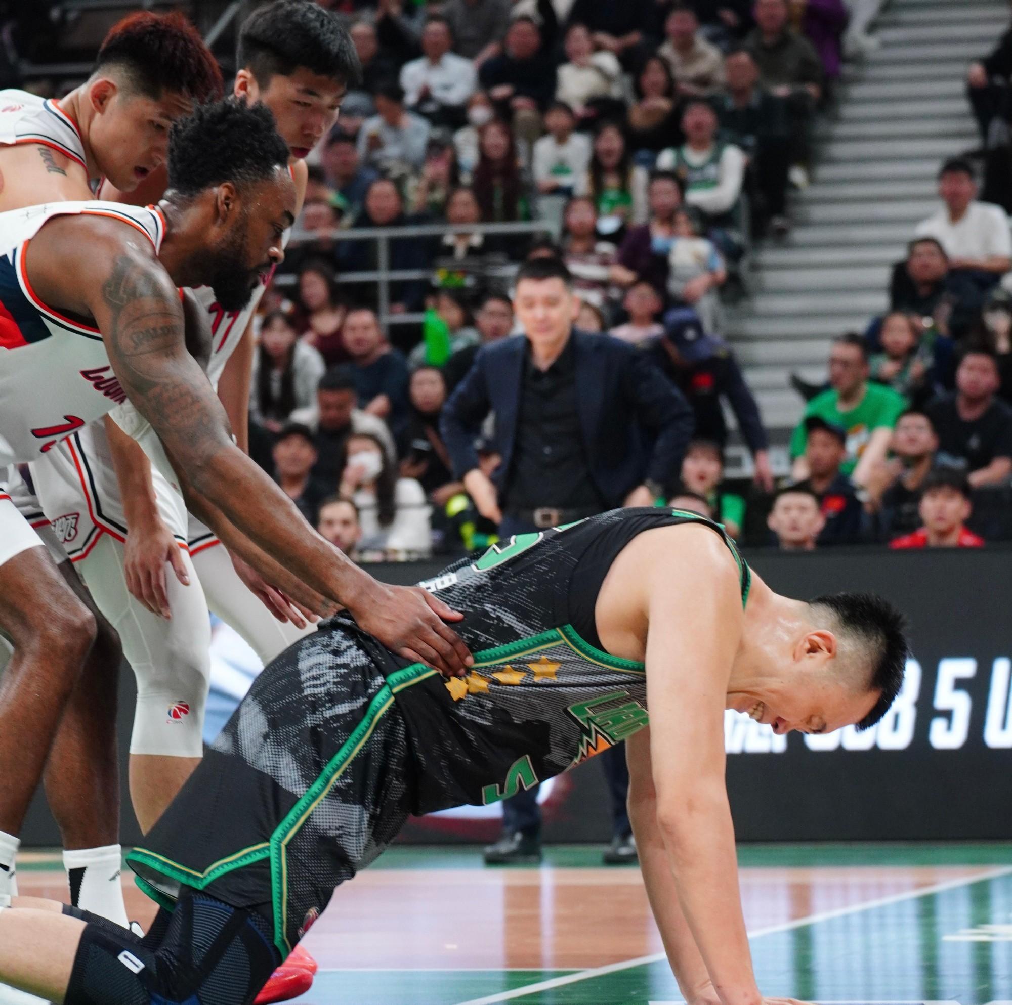 体育盛事，球场上发生惊心动魄一幕