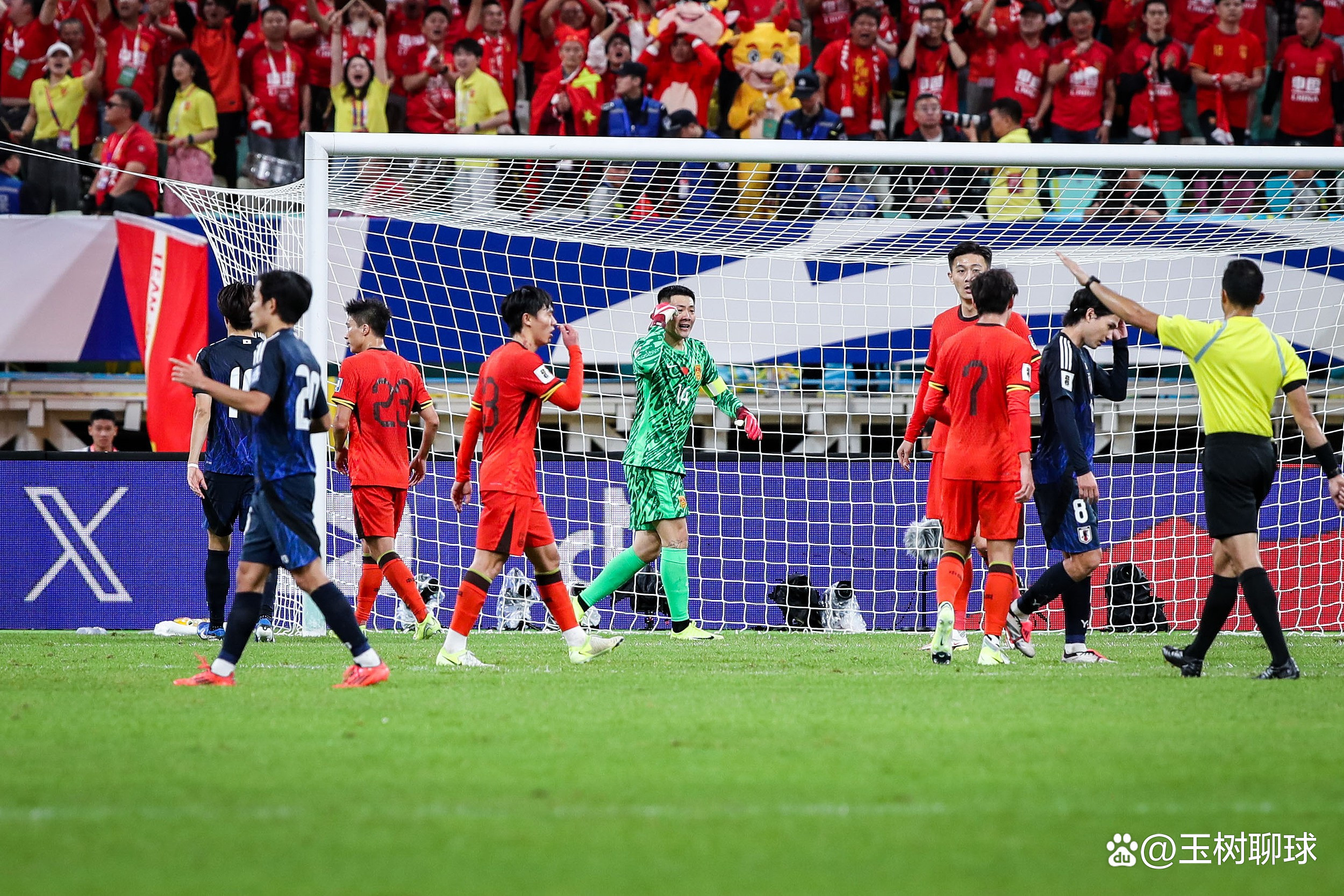 爱游戏官网-双方球队在场上激战到最后一刻