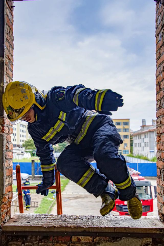 骑士队坚韧不拔，披荆斩棘逐梦无所畏惧