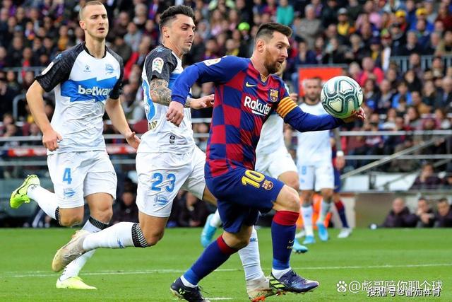 足球巨星实力较量,场上对决激烈异常 足球巨星实力较量,场上对决激烈异常