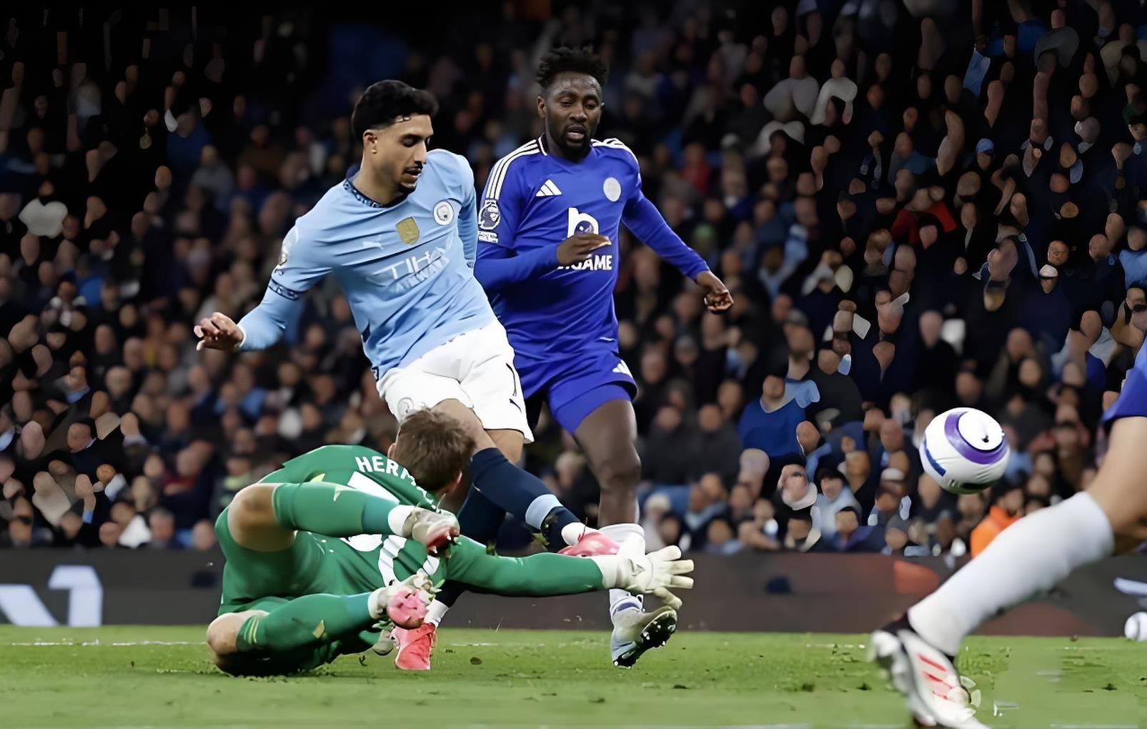 足球巨星实力较量,场上对决激烈异常 足球巨星实力较量,场上对决激烈异常