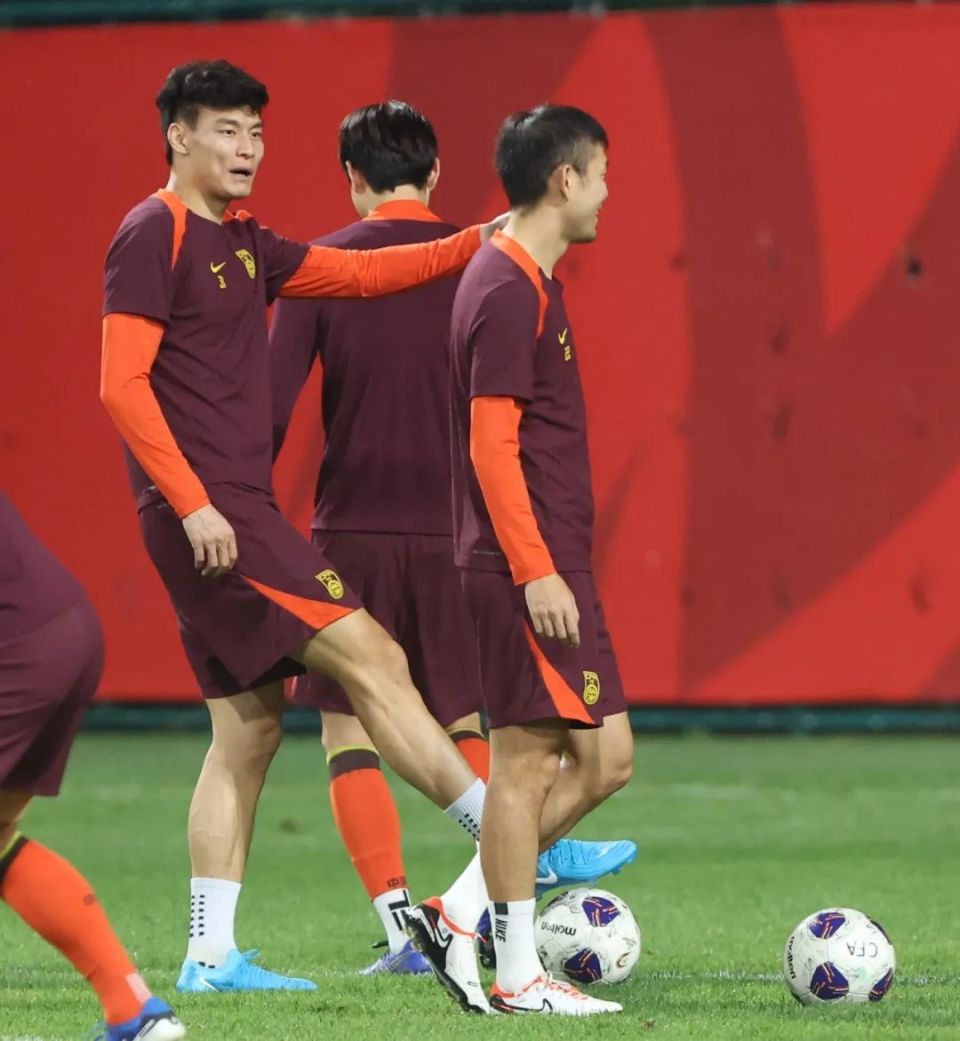 关于一方中场受伤影响严重，球队整体战术受限的信息