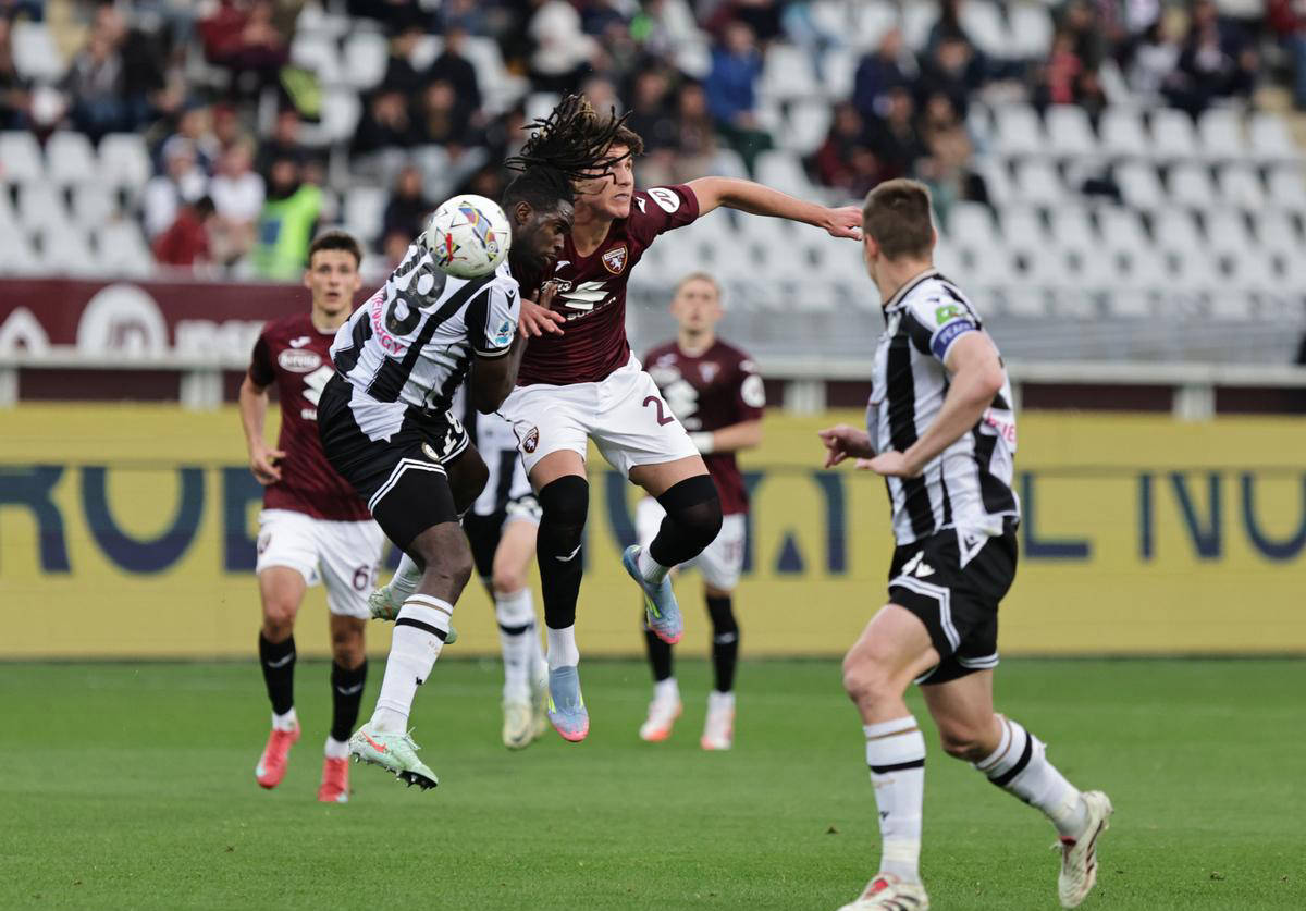 爱游戏官网入口-新赛季首战落败，球队反思借此调整阵容，恪守信念