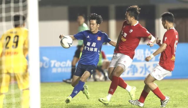 爱游戏在线-兰帕德领衔切沃队，打造守门铁桶防线的简单介绍