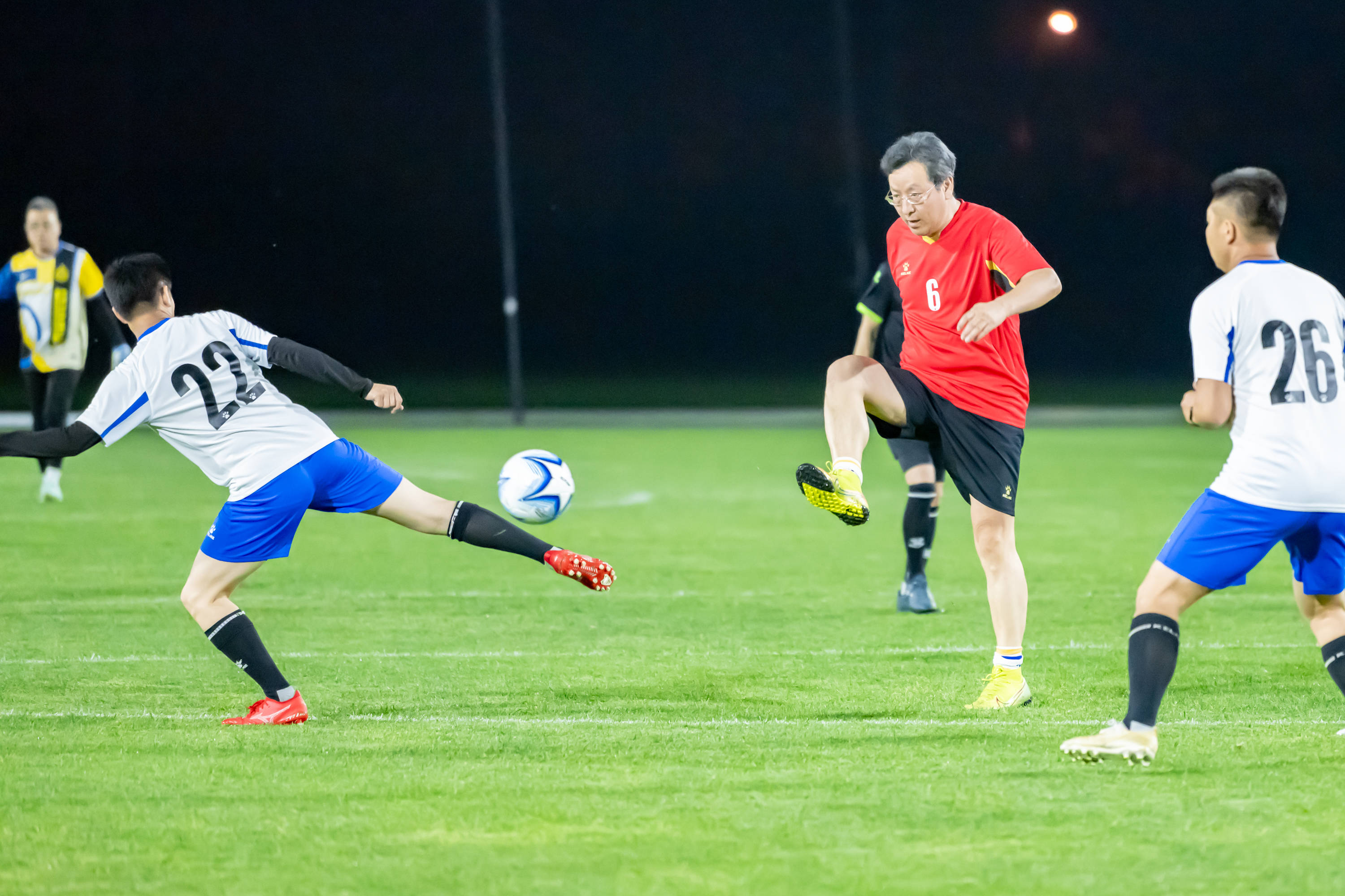 包含足球比赛精彩继续，实力对决激烈的词条