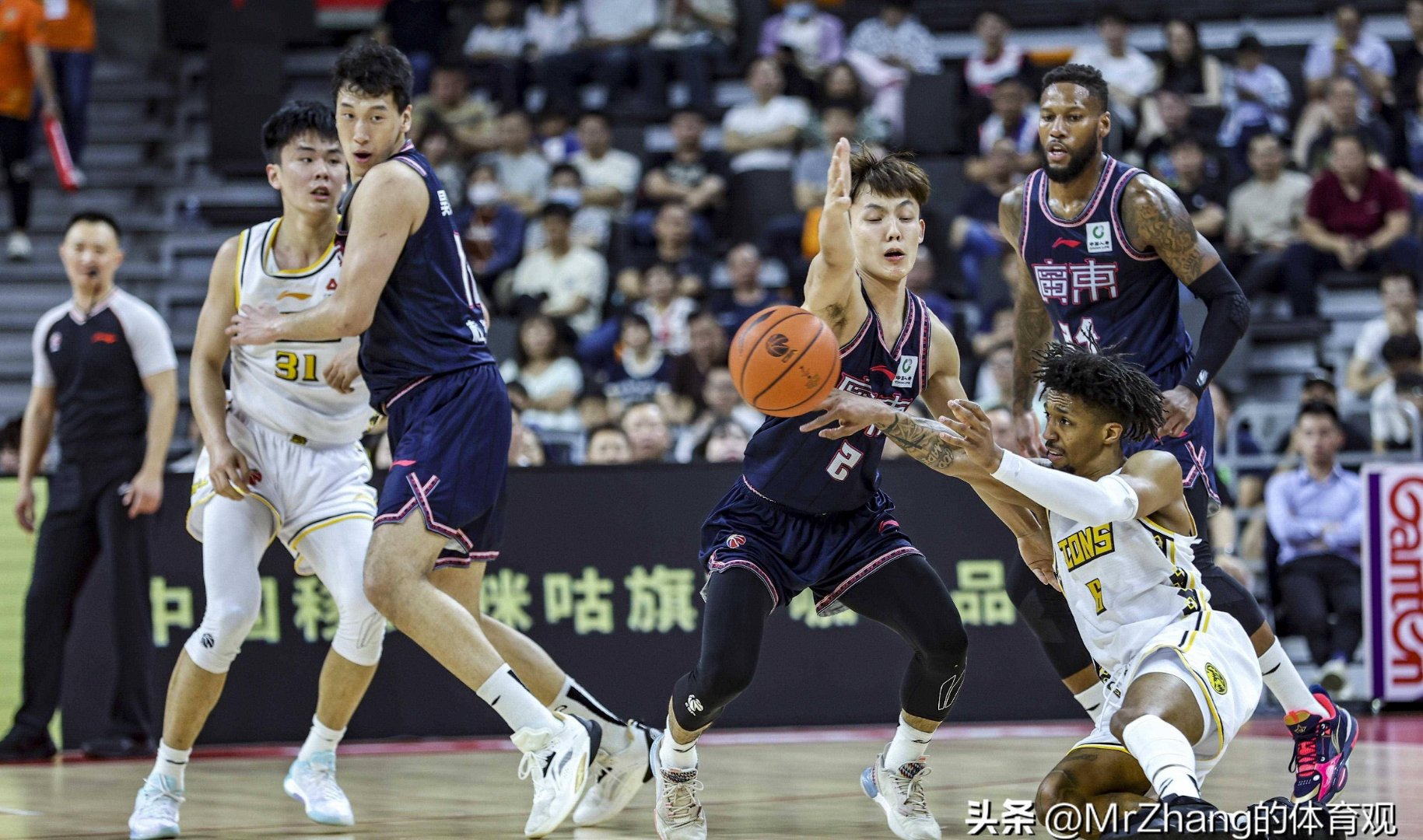 球队防守失误频现,场上局势不容乐观 球队防守失误频现,场上局势不容乐观