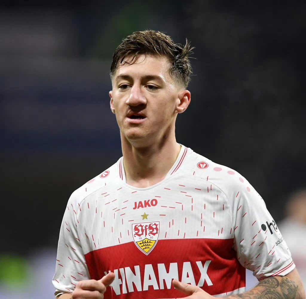 斯图加特球员表现抢眼,成为全队焦点 斯图加特球员表现抢眼,成为全队焦点