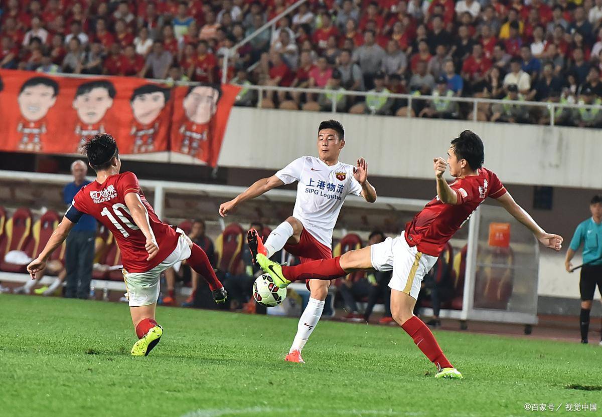 爱游戏网页版登录入口-战术调整前后球员发挥出色，比赛格局逐渐明朗